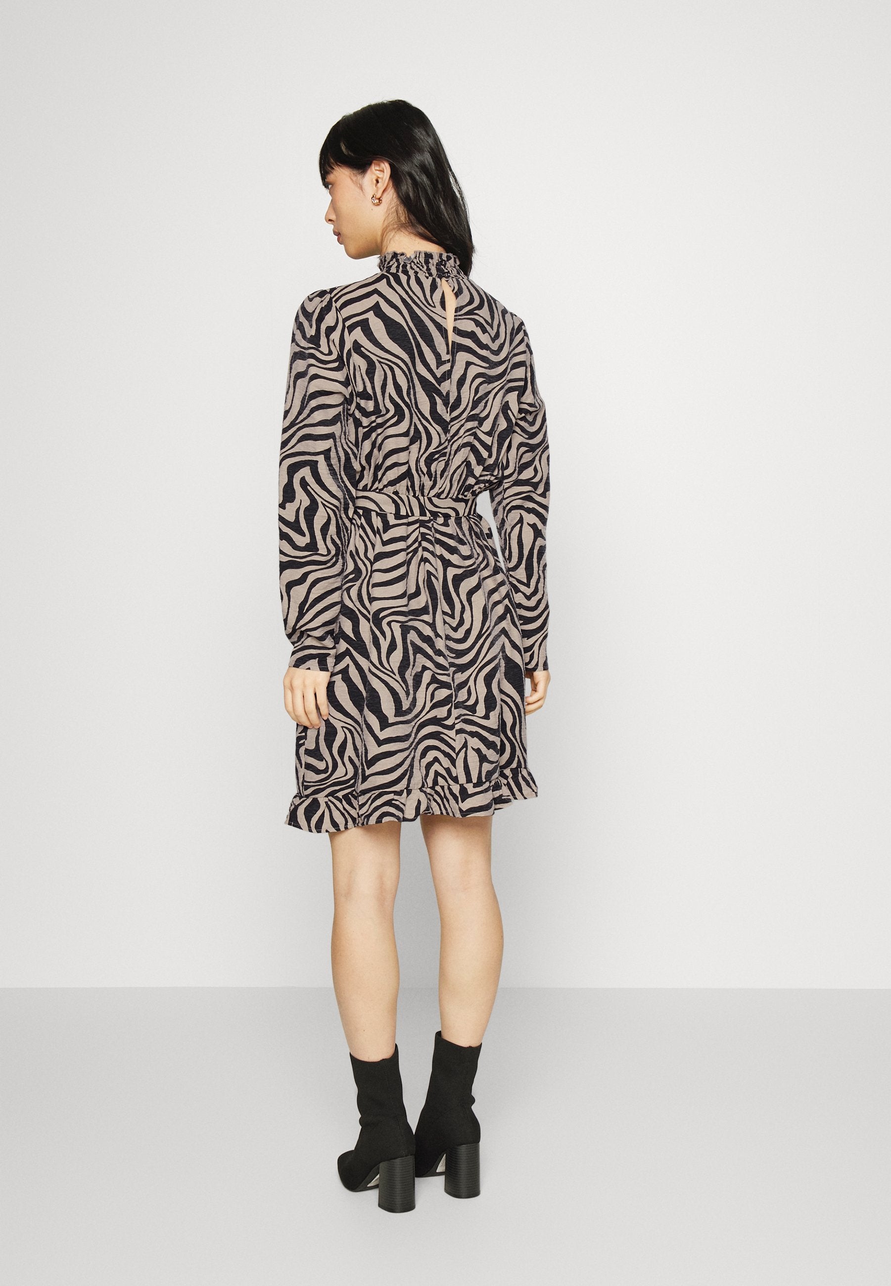 ONLVICTORIA WRAP DRESS Media 4