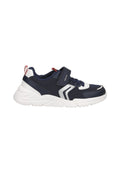 Marineblaues Mesh-Sportschuh mit weißen Akzenten, gepolstertem Kragen, Riemenverschluss, strukturiertem Sohlen und rotem Zugtab am Absatz.