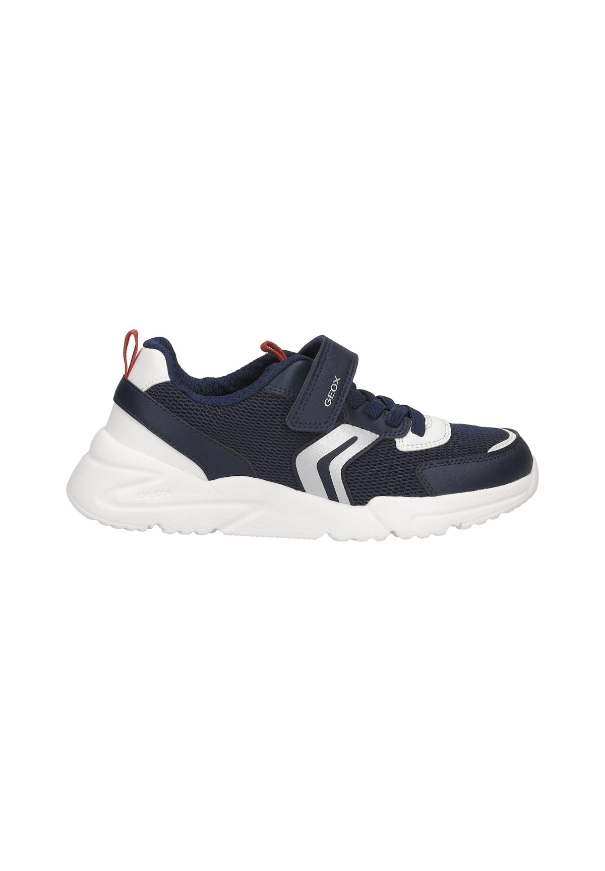 Marineblaues Mesh-Sportschuh mit weißen Akzenten, gepolstertem Kragen, Riemenverschluss, strukturiertem Sohlen und rotem Zugtab am Absatz.