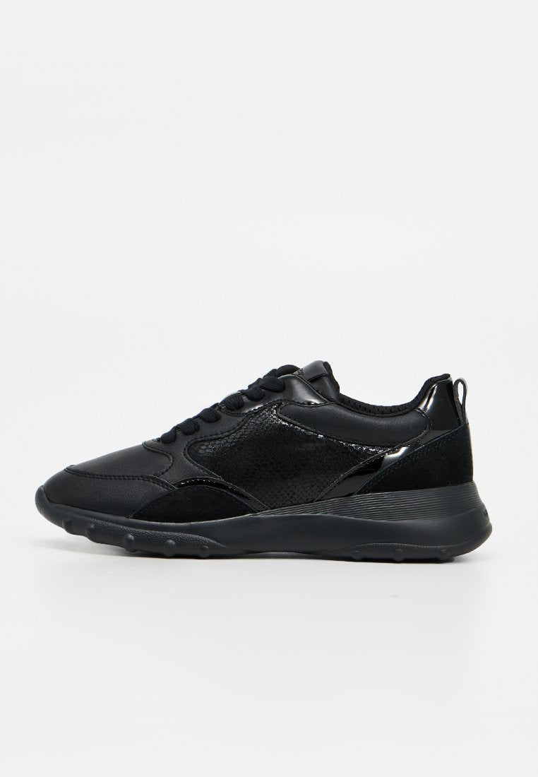 Schwarzer Sneaker mit niedrigem Schaft, gemischten Texturen, Schnürung vorne und dicker Sohle, von der Seite auf weißem Hintergrund gezeigt.