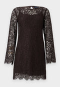 Schwarzes Spitzenkleid mit langen Ärmeln, floralem Muster, gewelltem Saum und einem Schlüssel-Loch-Verschluss am Rücken, vor einem schlichten Hintergrund dargestellt.