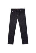 Dunkelblaue Jeans aus Denim mit geraden Beinen, ausgestattet mit einem Knopfverschluss, fünf Taschen und kontrastierenden gelben Nähten.