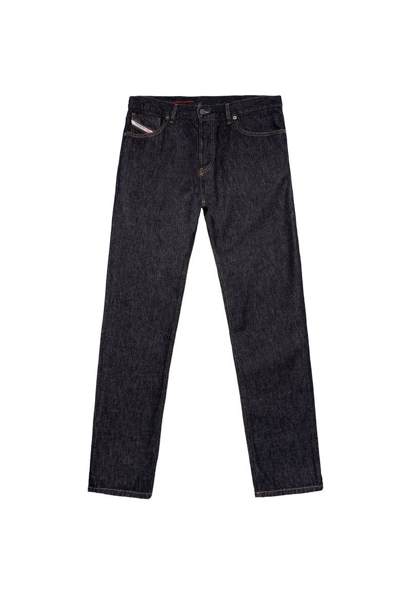 Dunkelblaue Jeans aus Denim mit geraden Beinen, ausgestattet mit einem Knopfverschluss, fünf Taschen und kontrastierenden gelben Nähten.