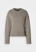 Hellgrauer, kurz geschnittener Pullover mit rundem Ausschnitt, überschnittenen Schultern und gerippten Ärmelbündchen sowie Saum. Weiche Textur, schlichtes Design.
