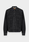 Schwarze Jeansjacke mit langen Ärmeln, durchgehender Knopfleiste, zwei Brustklappentaschen mit Knöpfen und Seitentaschen.