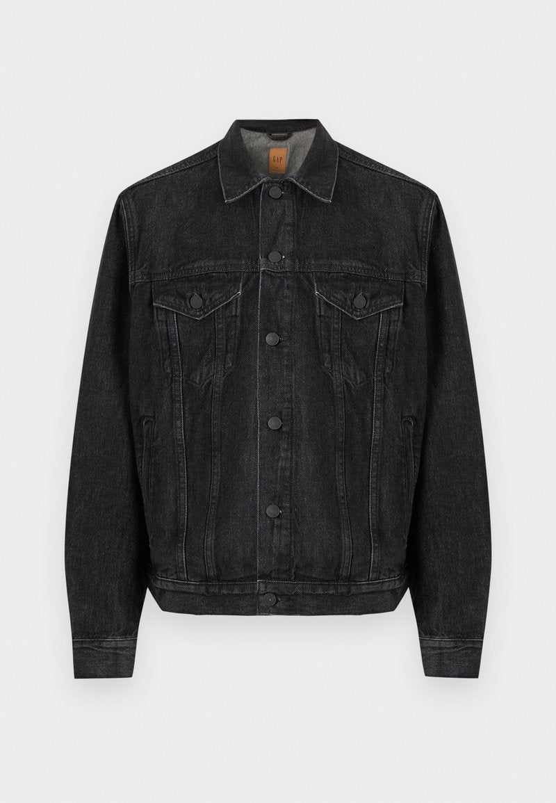 Schwarze Jeansjacke mit langen Ärmeln, durchgehender Knopfleiste, zwei Brustklappentaschen mit Knöpfen und Seitentaschen.