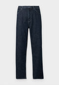 Dunkelblaue Jeans mit geradem Bein, fünf Taschen, blauen Nähakzenten und Knopfleiste. Sauber, ohne sichtbare Muster.