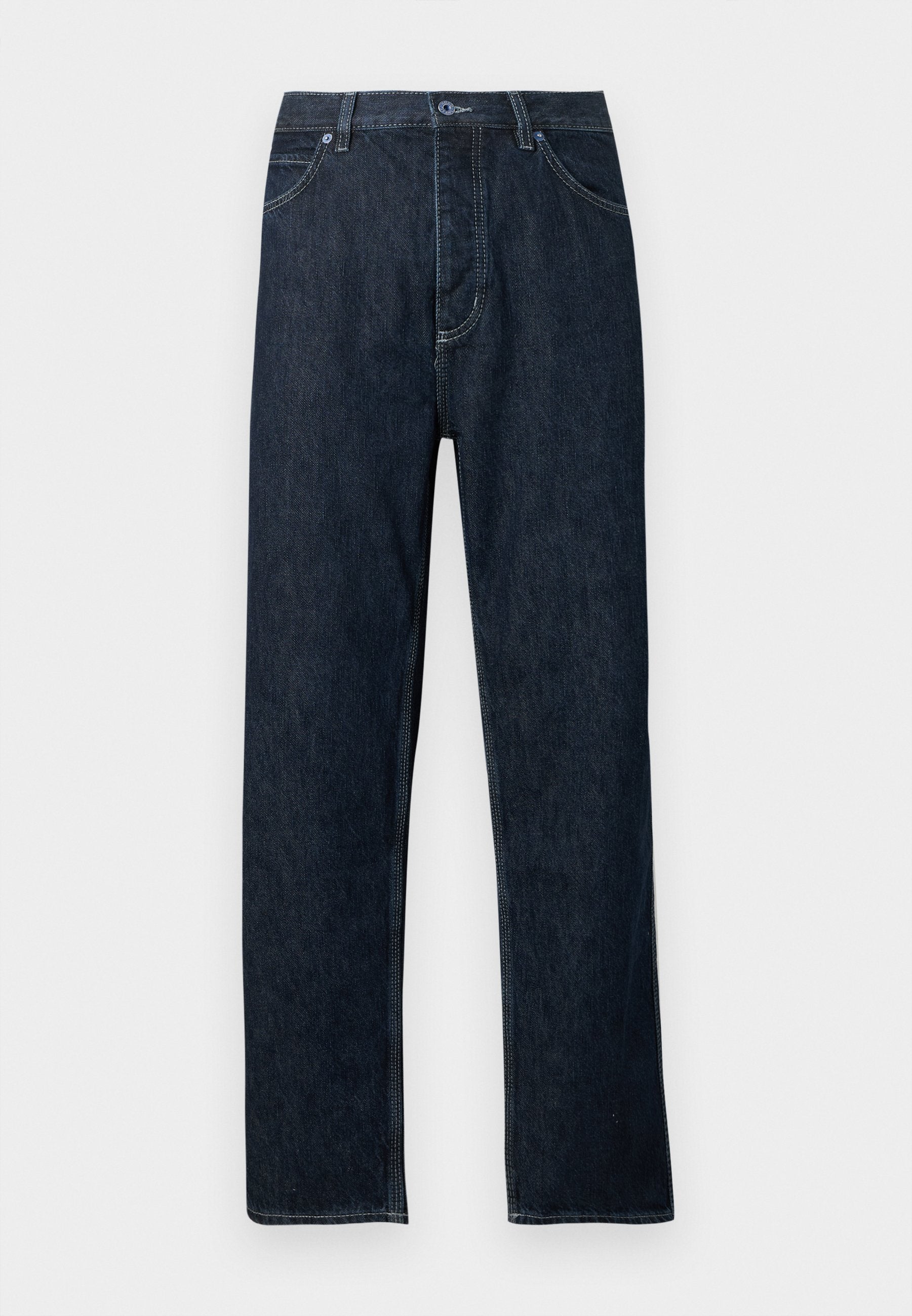 Dunkelblaue Jeans mit geradem Bein, fünf Taschen, blauen Nähakzenten und Knopfleiste. Sauber, ohne sichtbare Muster.