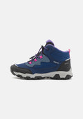 Blaue und schwarze Wanderschuhe mit lila Akzenten, strukturierter Oberfläche, stabiler Sohle und rosa Schnürsenkeln. Entwickelt für den Einsatz im Freien mit Knöchelstütze.