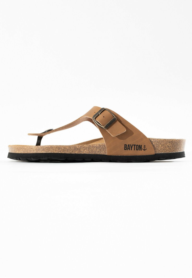 Braune Ledersandalen mit einem Korkfußbett und einer schwarzen Gummisohle, ausgestattet mit einem Zehensteg und einem verstellbaren Schnallenriemen. Logo an der Seite.
