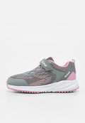 Grauer und pinkfarbener Kinder-Sneaker mit Klettverschluss, atmungsaktivem Mesh, gemusterten Seitendetails und weißer Sohle mit pinker Profilsohle.
