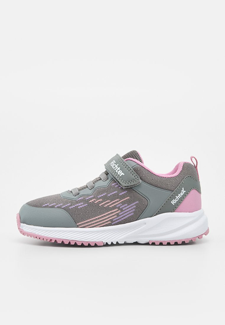 Grauer und pinkfarbener Kinder-Sneaker mit Klettverschluss, atmungsaktivem Mesh, gemusterten Seitendetails und weißer Sohle mit pinker Profilsohle.