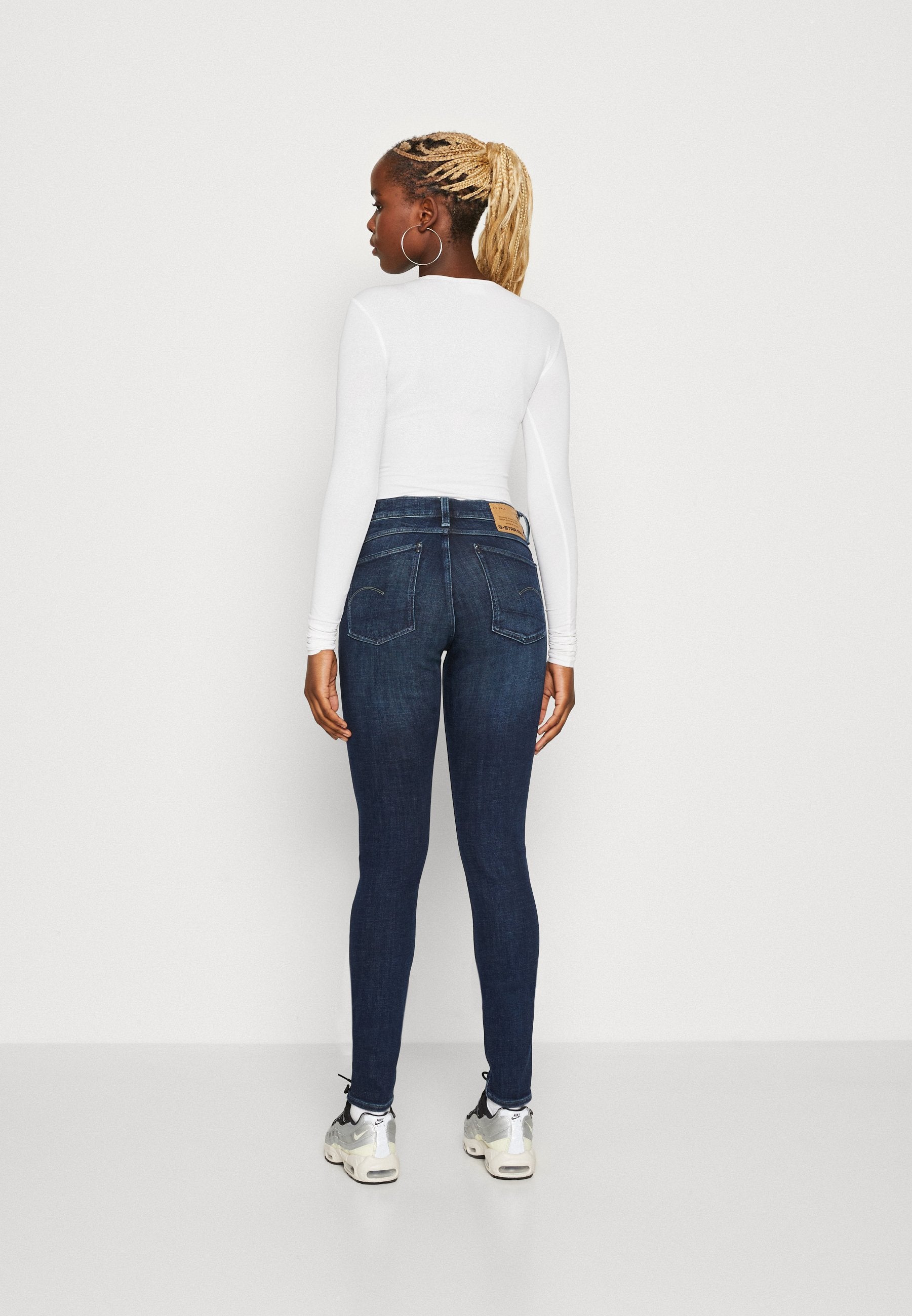 LHANA SKINNY Media 4