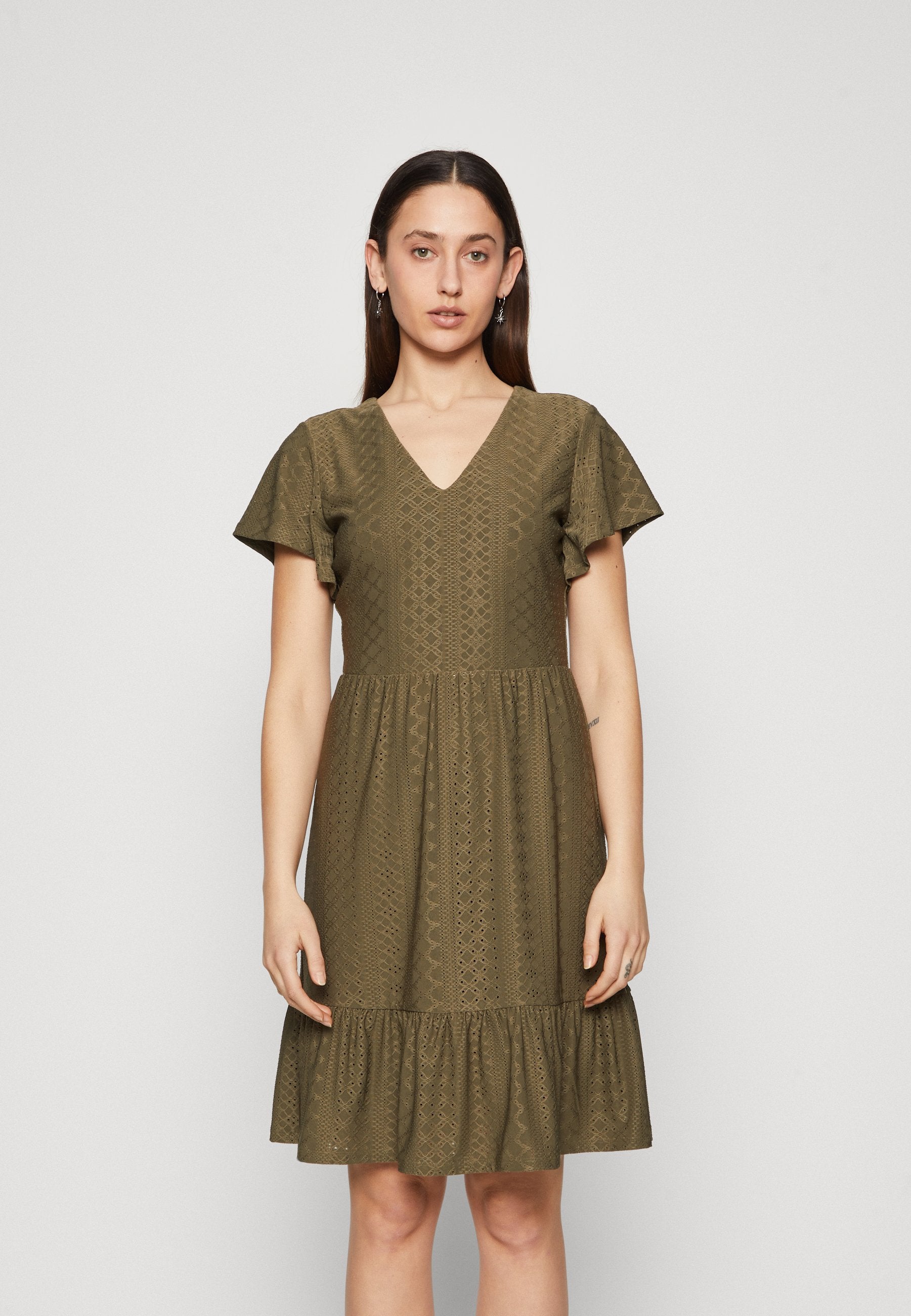 ONLSANDRA V NECK DRESS Media 3