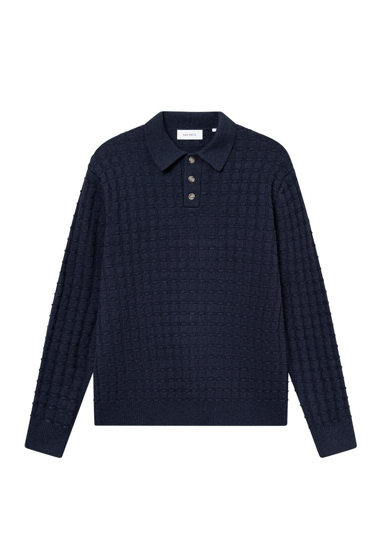 Navyblauer Langarm-Polo-Pullover mit strukturiertem Karomuster, drei Knöpfen an der Knopfleiste sowie gerippten Bündchen und Saum.