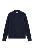 Navyblauer Langarm-Polo-Pullover mit strukturiertem Karomuster, drei Knöpfen an der Knopfleiste sowie gerippten Bündchen und Saum.