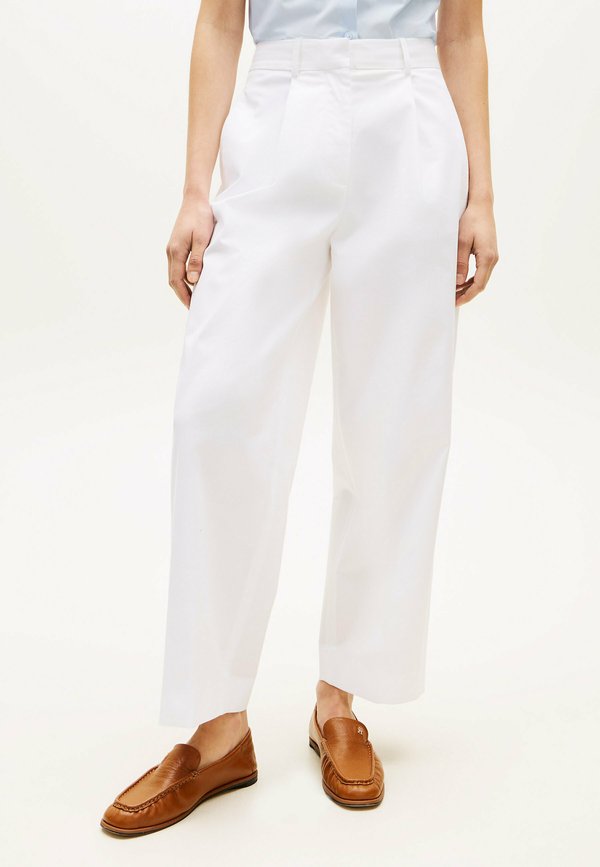 Tommy Hilfiger BARREL PLEATED CHINO - Wide Leg - optic white