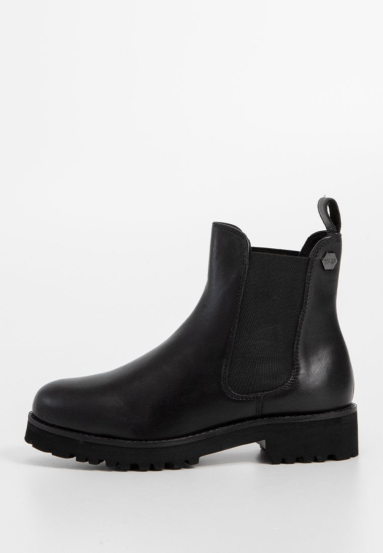 Schwarzer Chelsea-Stiefel aus Leder mit elastischen seitlichen Einsätzen und einer Ziehlasche. Verfügt über eine klobige Gummisohle mit Profil für besseren Halt.
