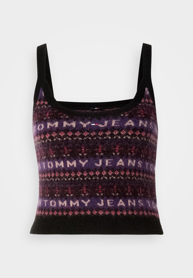 Handgestrickter ärmelloser Crop-Top in Dunkelviolett mit geometrischen Mustern in helleren Farbtönen und dem Text 'TOMMY JEANS' im gesamten Design.