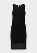 Schwarzes ärmelloses Kleid aus strukturiertem, diamant-musterigem Strickstoff. Figurbetonte Silhouette, knielang und runder Ausschnitt.