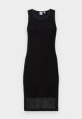 Schwarzes ärmelloses Kleid aus strukturiertem, diamant-musterigem Strickstoff. Figurbetonte Silhouette, knielang und runder Ausschnitt.