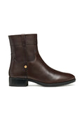 Braune Leder-Ankle-Boots mit glatter Oberfläche, leicht abgerundeter Spitze, niedrigem Blockabsatz und dekorativem Riemen mit einem metallischen Knopf-Akzent.