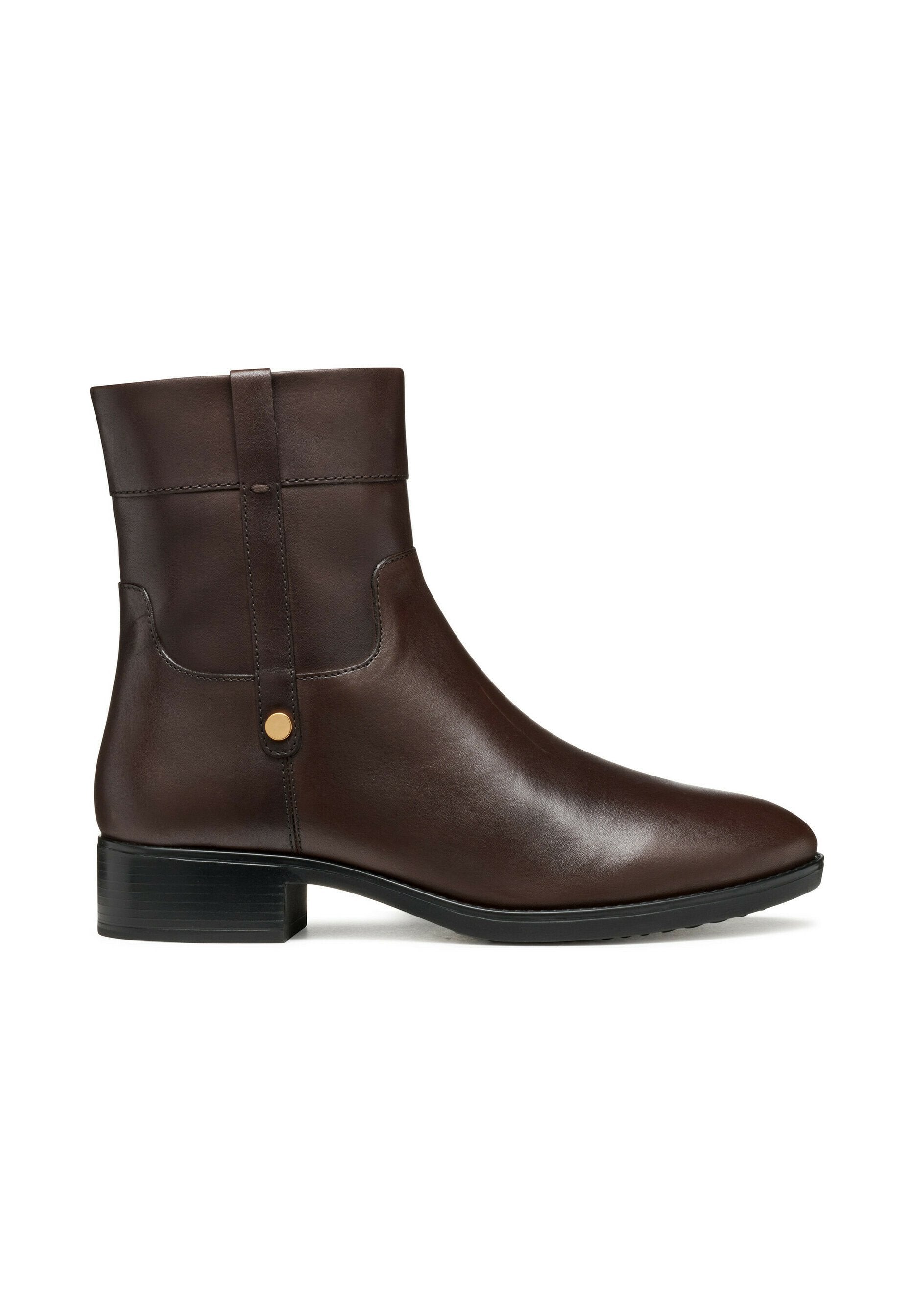 Braune Leder-Ankle-Boots mit glatter Oberfläche, leicht abgerundeter Spitze, niedrigem Blockabsatz und dekorativem Riemen mit einem metallischen Knopf-Akzent.