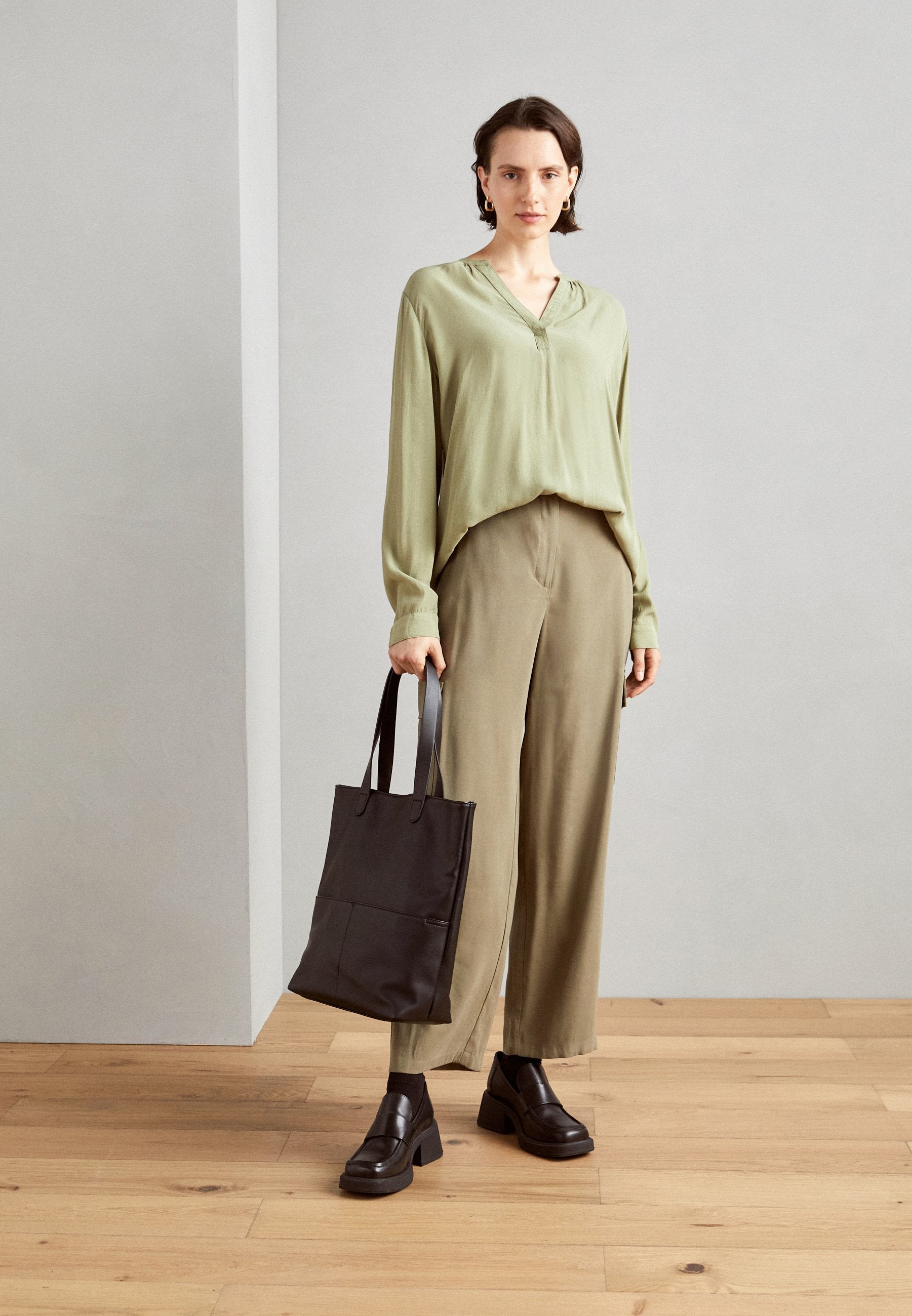 BLOUSE Media 2