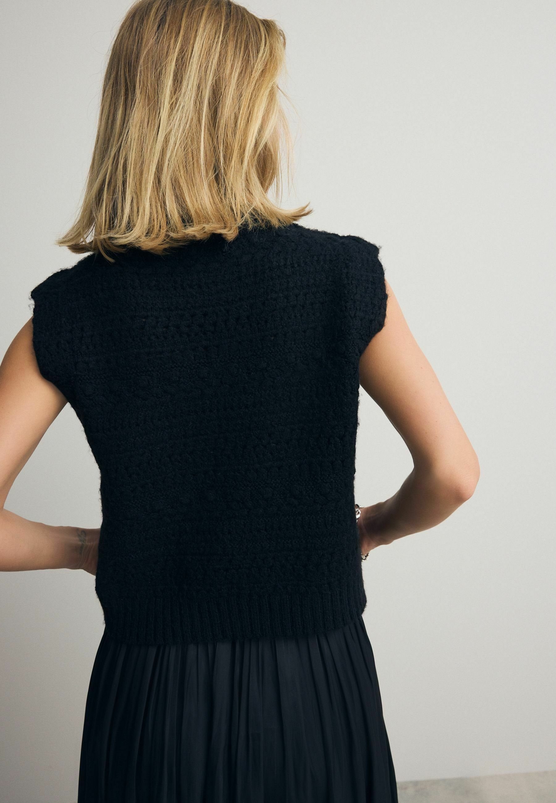 Next REGULAR FIT - SLEEVELESS