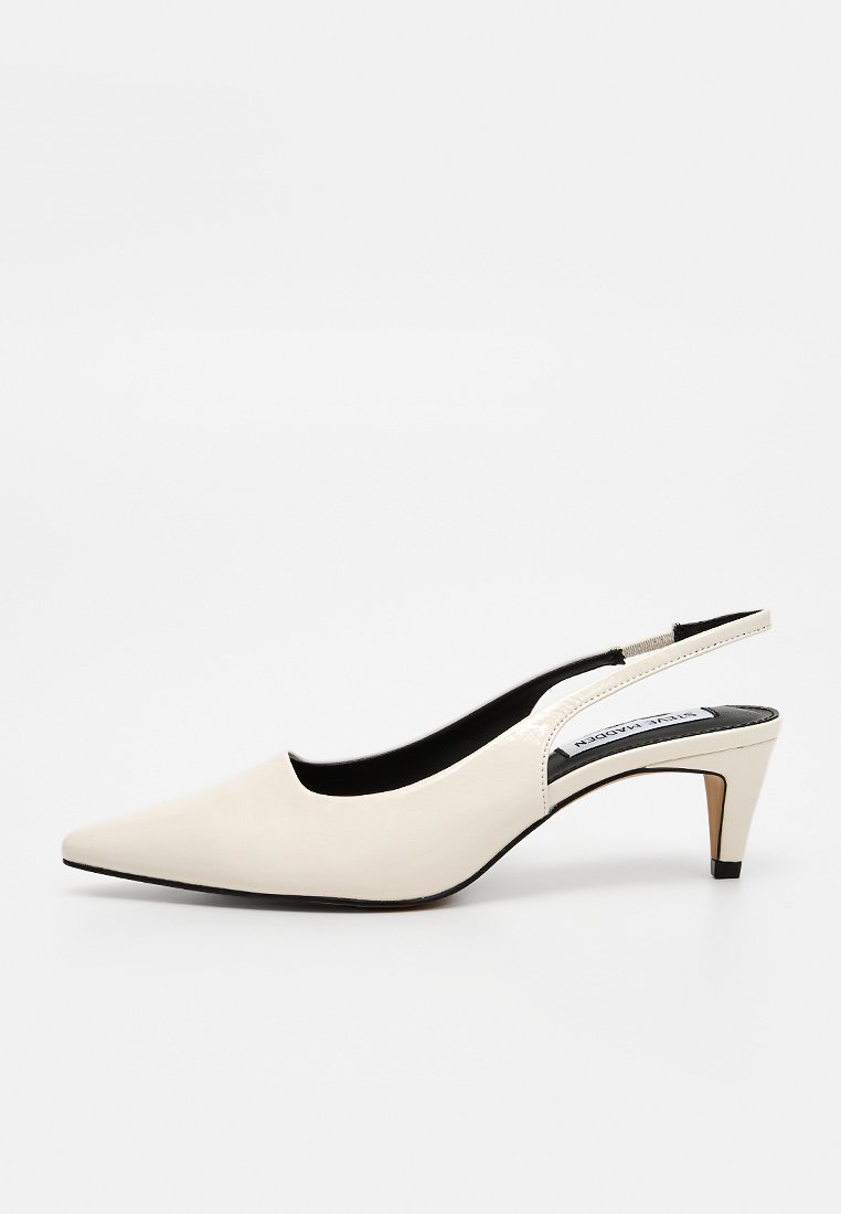 Beigefarbiger Damenslingback-Schuh mit spitzer Zehenpartie und niedrigem Kittenabsatz auf weißem Hintergrund.