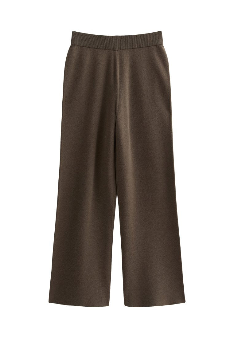 Braune weite Hosen aus weichem Material, ausgestattet mit einem gerippten Bund und glatter Textur, entworfen für Komfort und Bewegungsfreiheit.