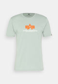 Hellgrünes T-Shirt mit kurzen Ärmeln, das ein oranges "Alpha Industries"-Logo und Designelemente auf der Vorderseite zeigt. Weiches Baumwollmaterial.