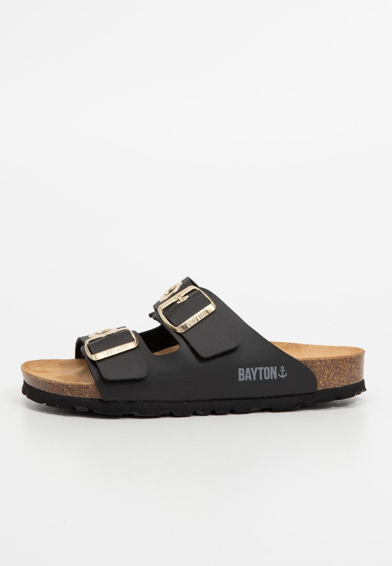 Schwarze Schlittensandalen mit zwei verstellbaren Schnallen, Korksohle, strukturierten Gummi-Außensohlen und "BAYTON"-Markierung in Grau an der Seite.
