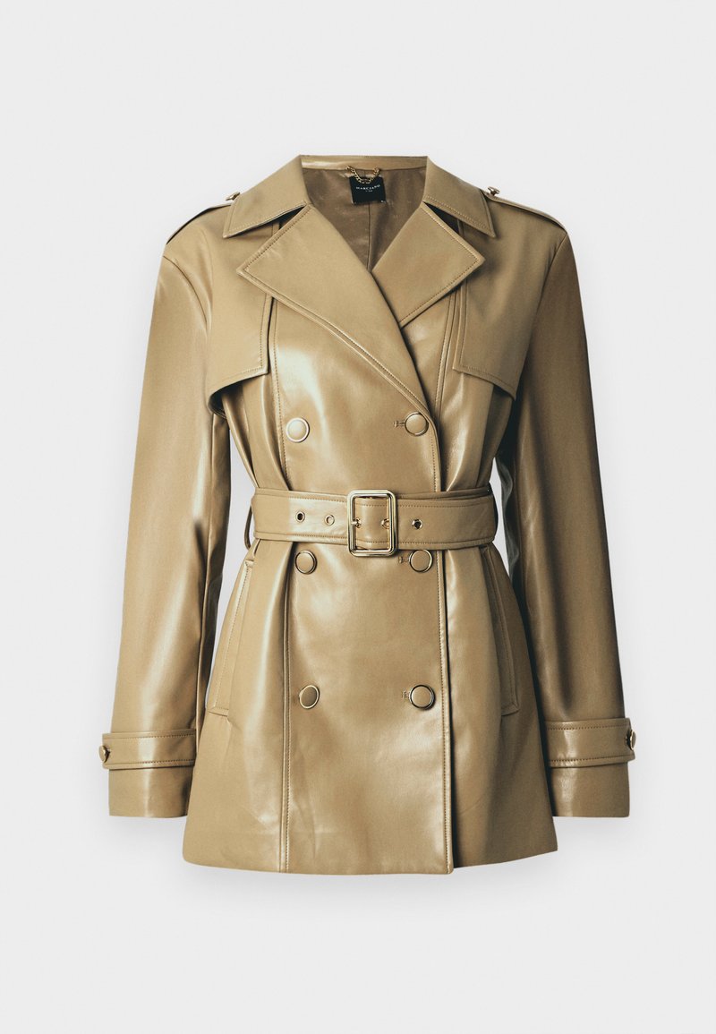 Beiger Trenchcoat aus Kunstleder mit doppelreihigem Design, tailliertem Gürtel und großen Revers. Mit runden goldfarbenen Knöpfen.