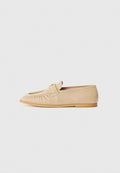 Beige Leder Slipper mit runder Zehenform, plissiertem Detail an der Vorderseite und einer tanfarbigen Gummisohle. Glatte Textur und minimale Hardware-Akzente.