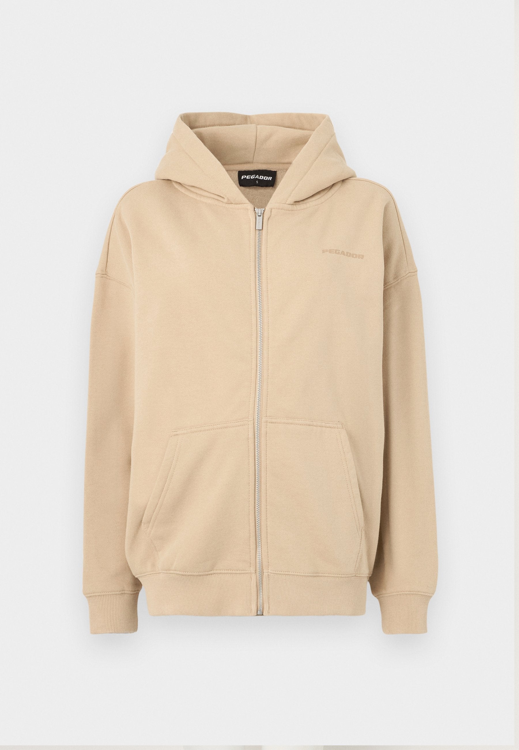 Beige Kapuzenpullover mit Reißverschluss, Fronttaschen und gerippten Bündchen. Hergestellt aus weichem Stoff, mit einem dezenten Logo auf der Brust.
