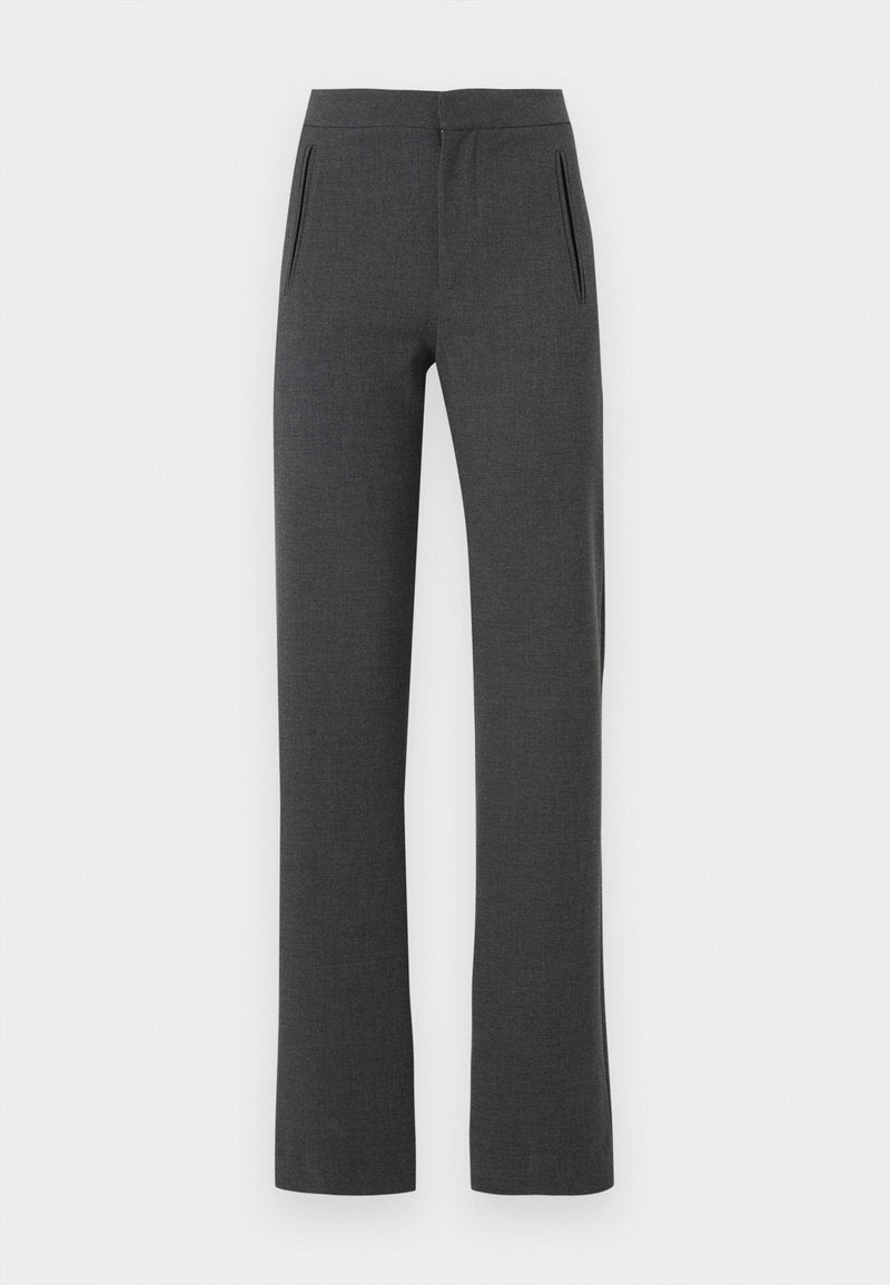 Dunkelgraue gerade geschnittene Hose mit seitlichen Schlitztaschen und einem Bund in mittlerer Höhe.