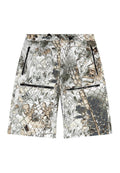Tarnshorts in Grautönen, Beige und Weiß. Mit seitlichen Reißverschlusstaschen und einem ausgeprägten strukturierten Muster, das natürlichen Elementen ähnelt.