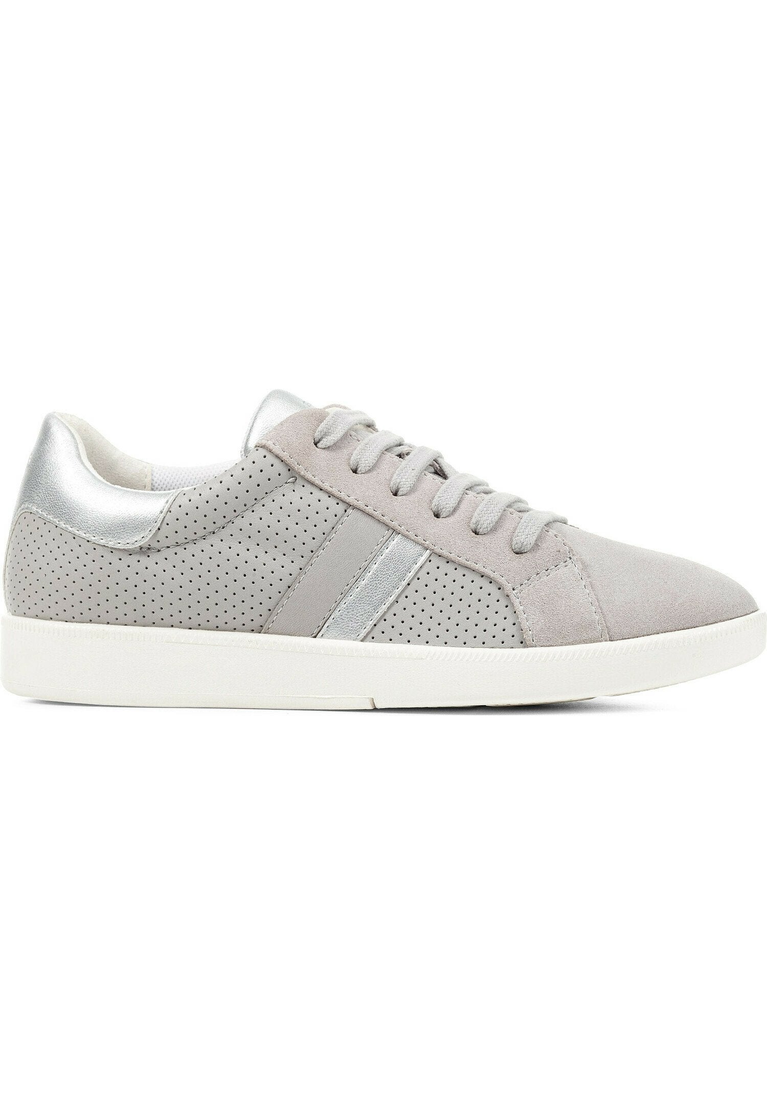 Graue Wildleder-Sneaker mit Perforationen, silbernen Akzenten und einer weißen Gummisohle. Klassisches Schnürdesign mit niedrigem Profil.