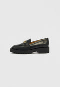 Schwarze Leder-Loafer mit abgerundetem Zehenbereich, einem goldfarbenen Akzent und einer dicken, strukturierten schwarzen Sohle. Glatte Oberfläche mit minimalen Details.