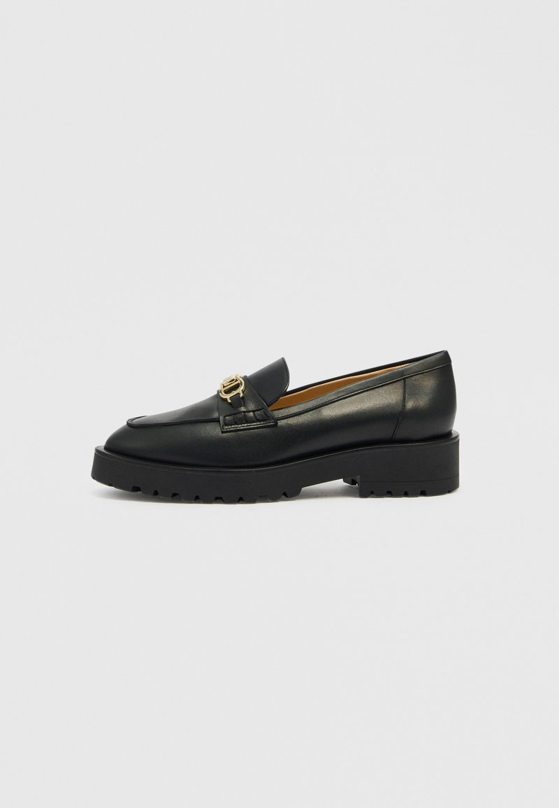 Schwarze Leder-Loafer mit abgerundetem Zehenbereich, einem goldfarbenen Akzent und einer dicken, strukturierten schwarzen Sohle. Glatte Oberfläche mit minimalen Details.