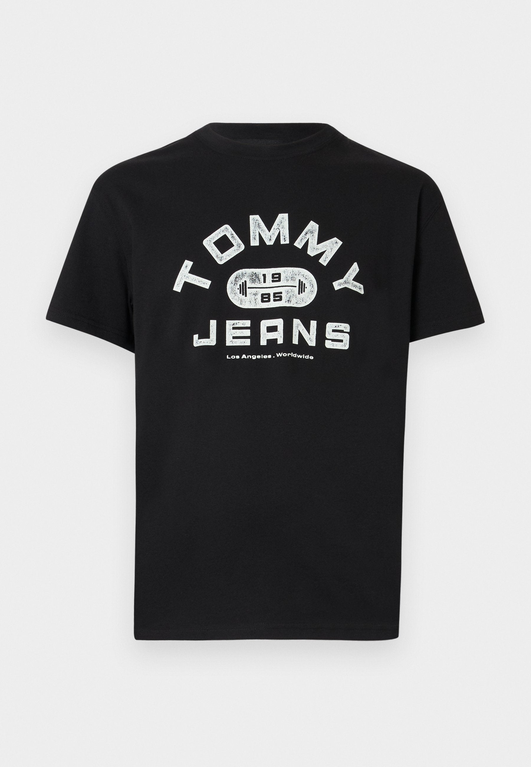 Schwarzes Baumwoll-T-Shirt mit einem markanten weißen, gedruckten Logo "TOMMY JEANS" inklusive Grafiken und dem Jahr "1985" darunter. Kurzärmlig, Rundhalsausschnitt.
