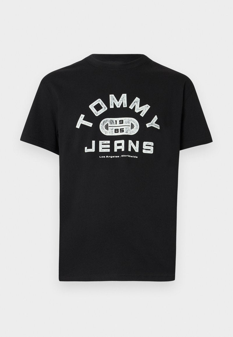 Schwarzes Baumwoll-T-Shirt mit einem markanten weißen, gedruckten Logo "TOMMY JEANS" inklusive Grafiken und dem Jahr "1985" darunter. Kurzärmlig, Rundhalsausschnitt.