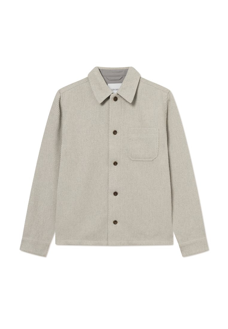 Helle graue Cordjacke mit einem kragenlosen Ausschnitt, braunen Knöpfen, einer einzelnen Brusttasche und geradem Schnitt.