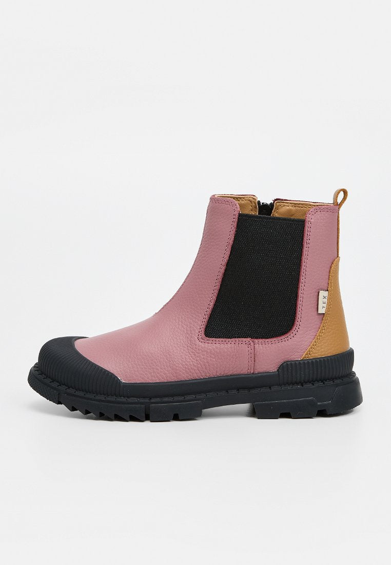 Rosa Lederstiefelette mit schwarzer Gummisohle, elastischen Seitenteilen und hellbraunen Akzenten. Verfügt über eine strukturierte Oberfläche und ein robustes Design.