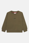 Olivgrüner Pullover mit gerippten Bündchen und Saum, featuring ein schwarzes "HUGO"-Logo auf der Vorderseite und einem roten Detail am inneren Kragen.