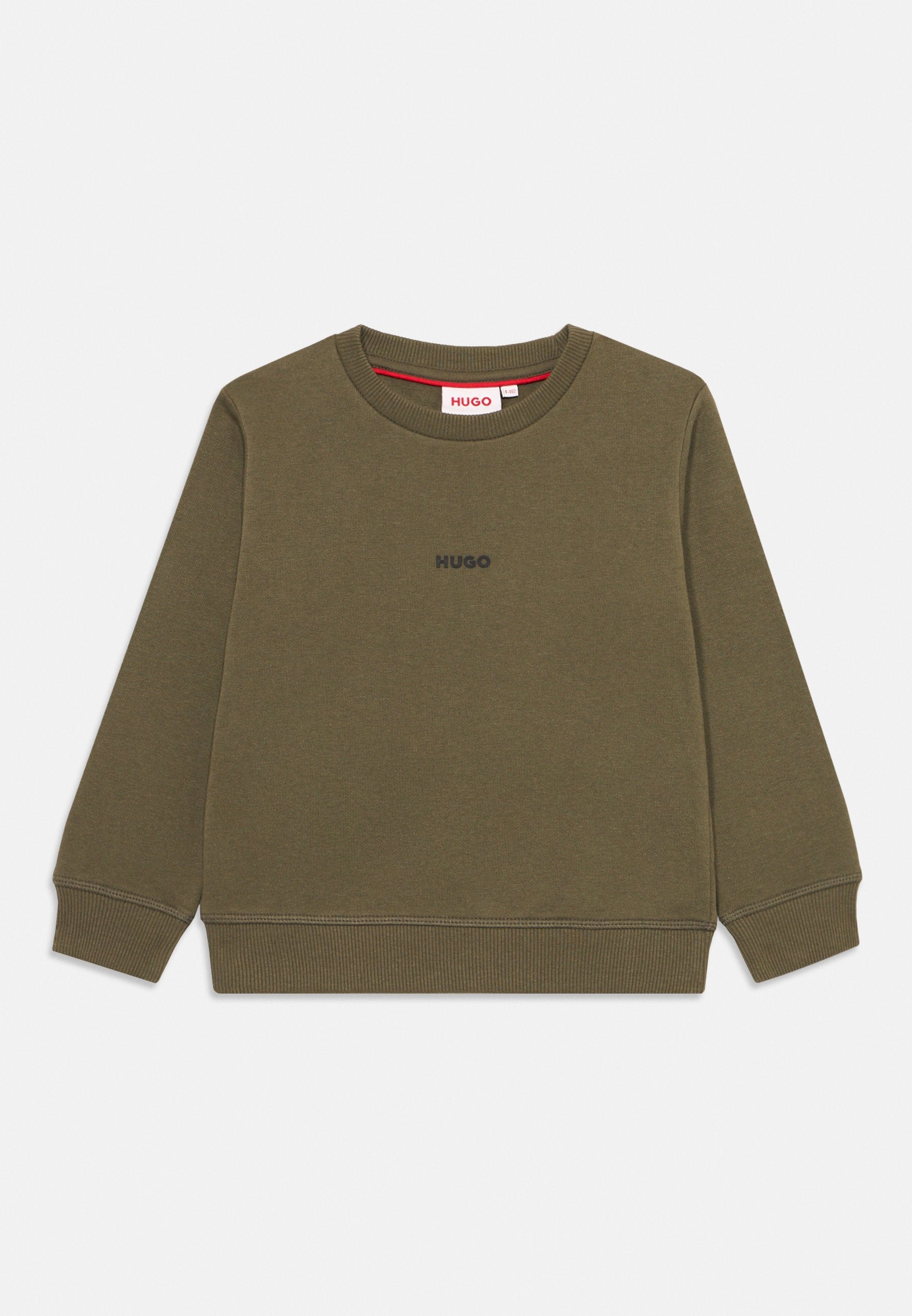 Olivgrüner Pullover mit gerippten Bündchen und Saum, featuring ein schwarzes "HUGO"-Logo auf der Vorderseite und einem roten Detail am inneren Kragen.