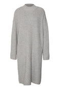 Grau gestricktes Kleid mit hohem Ausschnitt, überschnittenen Schultern und langen Ärmeln. Es verfügt über eine gerippte Struktur und eine lockere, entspannte Passform.