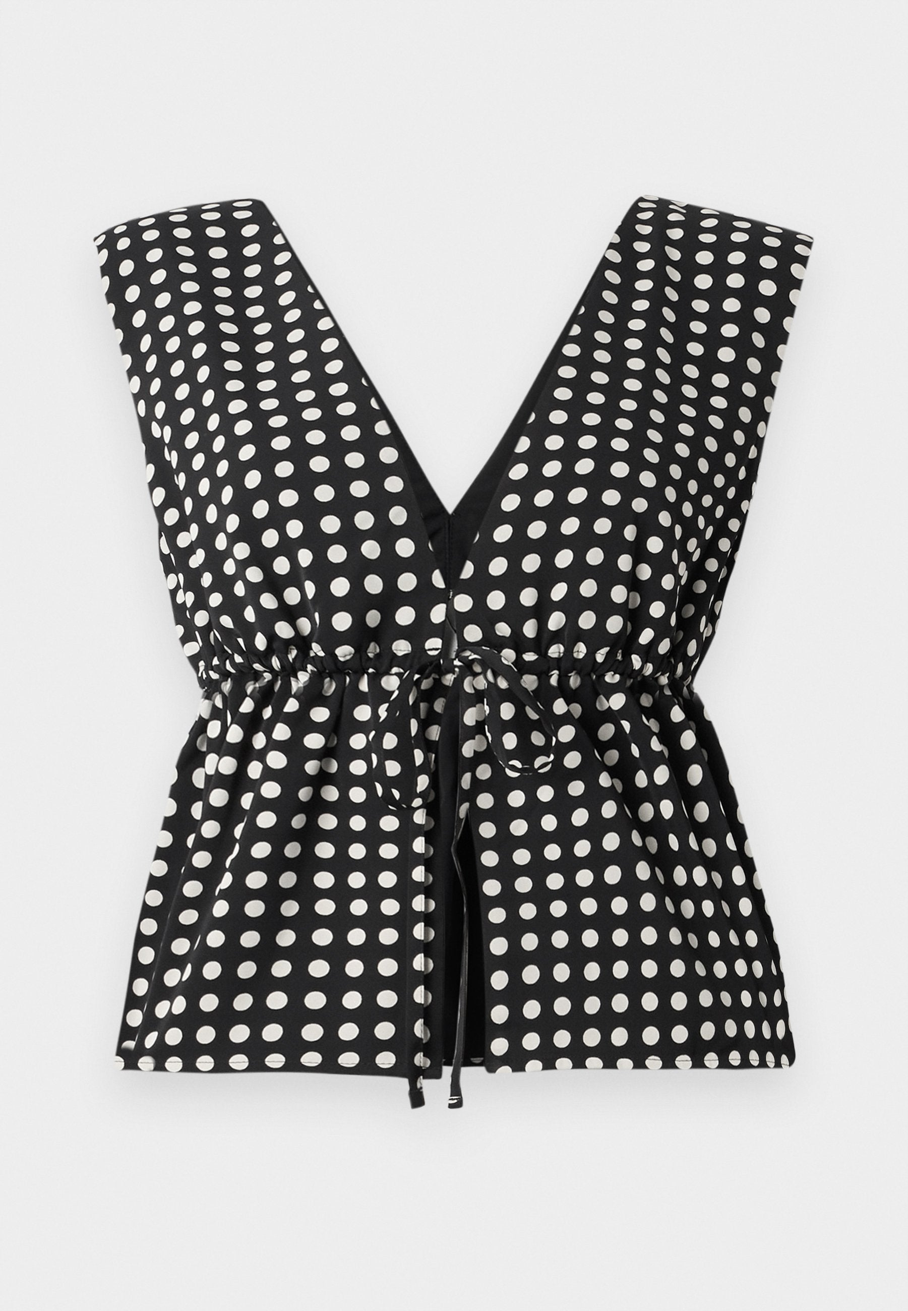 Schwarzes und weißes Polka-Dots-Oberteil mit tiefem V-Ausschnitt, ärmellosem Design, gerafftem Bund mit verstellbarem Bindegürtel und glatter Stoffstruktur.