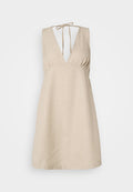 Beige Leinenkleid mit tiefem V-Ausschnitt und verstellbarem Bindeband im Rücken. A-Linie Schnitt, strukturiertem Stoff und ärmellosem Design.
